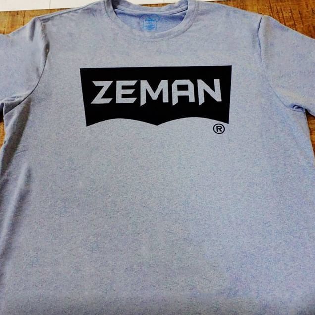 Печать на серой футболке в Саммаре­